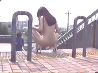 Японки гол млад жена ходене в публичен