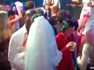 Fantastis seksi untuk trot pengantin mengisap besar ayam di masyarakat