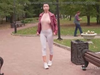 Dünn weiß eng leggings und schier blouseãâ¢ãâãâ¦ tat sie überprüfen aus meine kamelzeh ;?